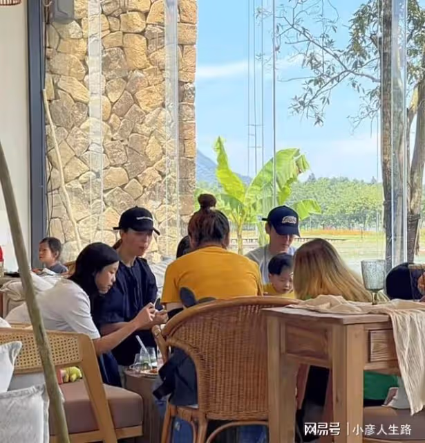 蔡少芬一家外出用餐，素顏太過真實，張晉陪兒子玩耍父愛爆棚！