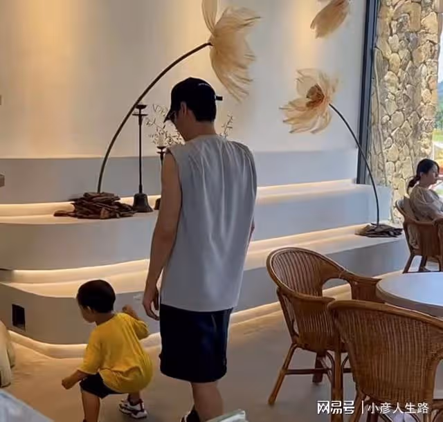 蔡少芬一家外出用餐，素顏太過真實，張晉陪兒子玩耍父愛爆棚！