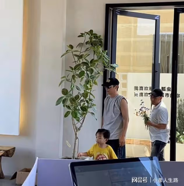 蔡少芬一家外出用餐，素顏太過真實，張晉陪兒子玩耍父愛爆棚！