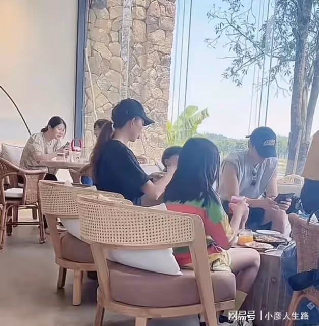 蔡少芬一家外出用餐，素顏太過真實，張晉陪兒子玩耍父愛爆棚！