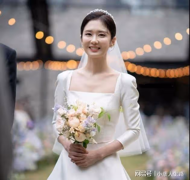 張娜拉婚禮頻登熱搜，顏值氣質再引熱議，網友：五官像換了一個人