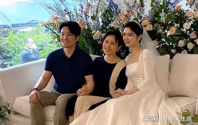 張娜拉婚禮頻登熱搜，顏值氣質再引熱議，網友：五官像換了一個人