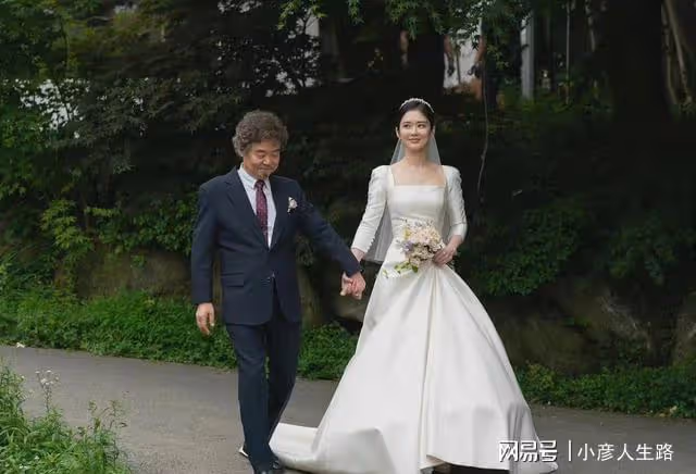 張娜拉婚禮頻登熱搜，顏值氣質再引熱議，網友：五官像換了一個人