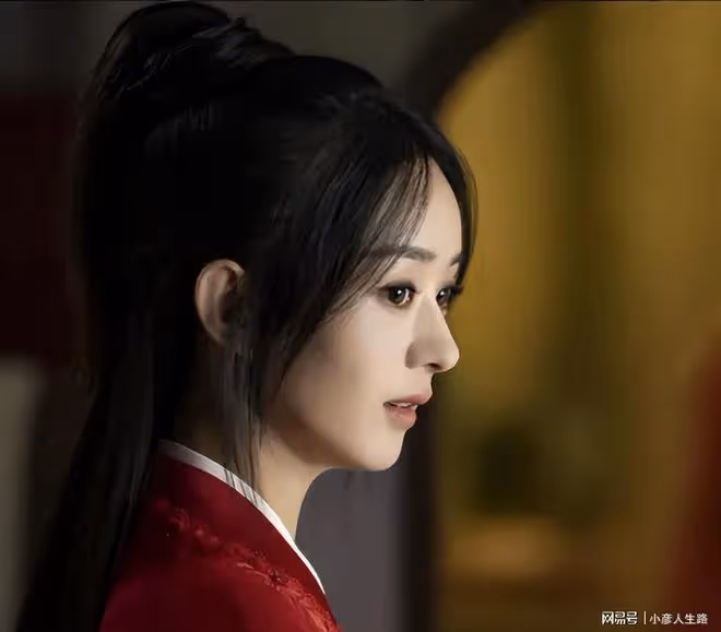 又撞臉?當紅小花新圖碰瓷趙麗穎,從妝容到衣服,簡直一模一樣