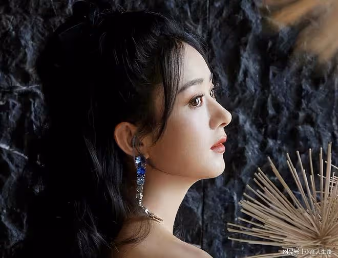 又撞臉?當紅小花新圖碰瓷趙麗穎,從妝容到衣服,簡直一模一樣