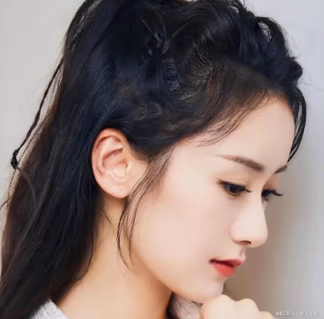 又撞臉?當紅小花新圖碰瓷趙麗穎,從妝容到衣服,簡直一模一樣