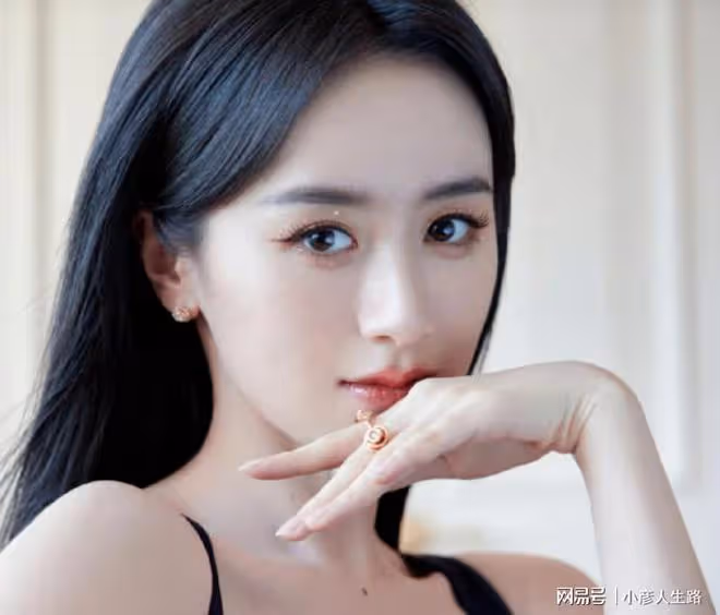 又撞臉?當紅小花新圖碰瓷趙麗穎,從妝容到衣服,簡直一模一樣