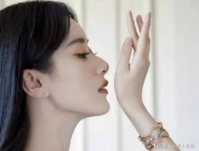 又撞臉?當紅小花新圖碰瓷趙麗穎,從妝容到衣服,簡直一模一樣