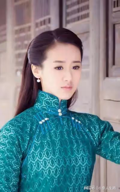 又撞臉?當紅小花新圖碰瓷趙麗穎,從妝容到衣服,簡直一模一樣