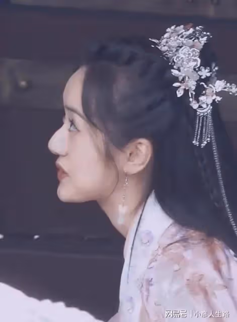 又撞臉?當紅小花新圖碰瓷趙麗穎,從妝容到衣服,簡直一模一樣