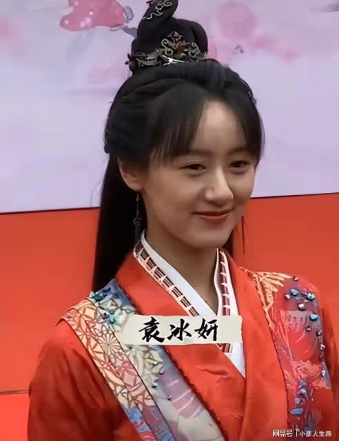 又撞臉?當紅小花新圖碰瓷趙麗穎,從妝容到衣服,簡直一模一樣