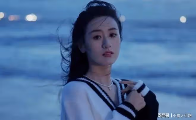 又撞臉?當紅小花新圖碰瓷趙麗穎,從妝容到衣服,簡直一模一樣