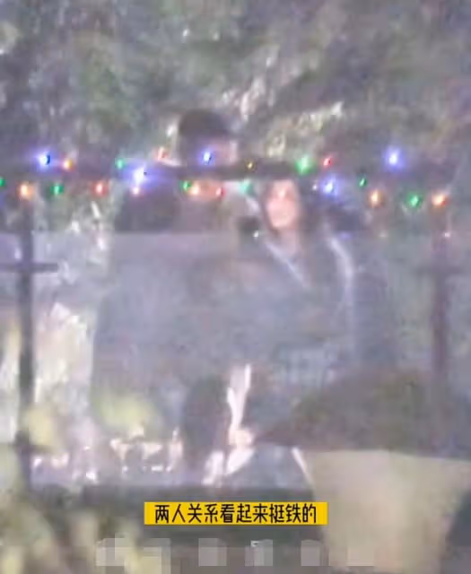 歐陽娜娜深夜與男子玩滑板,親自護送她回家,互相挽手舉止親密