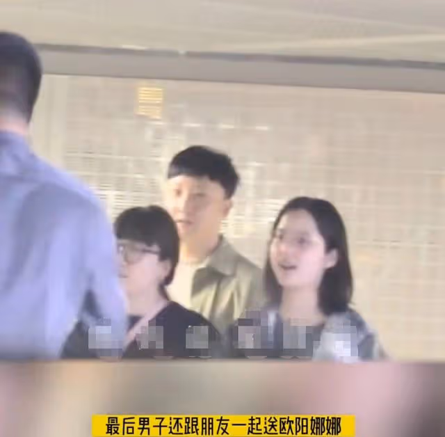 歐陽娜娜深夜與男子玩滑板,親自護送她回家,互相挽手舉止親密