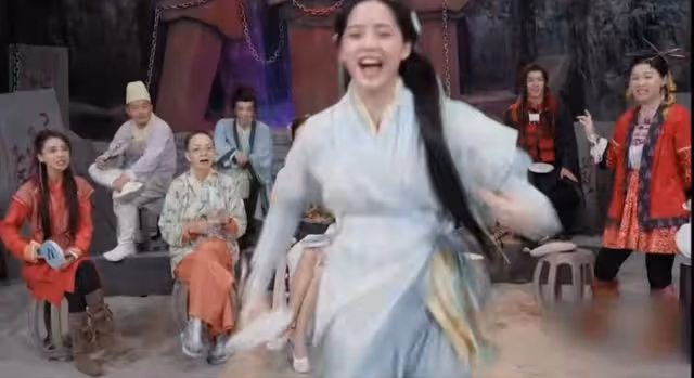 歐陽娜娜深夜與男子玩滑板,親自護送她回家,互相挽手舉止親密