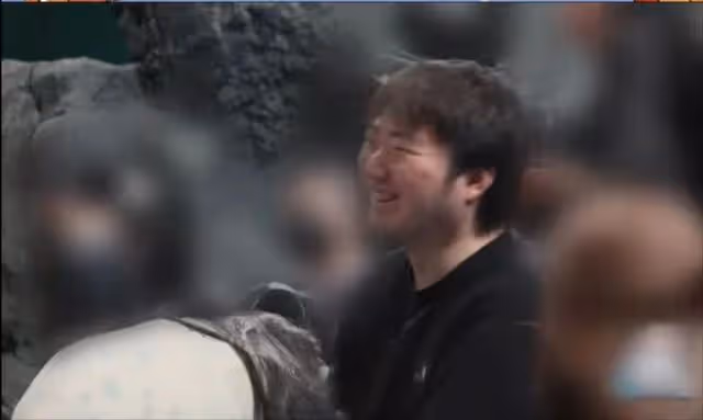 歐陽娜娜深夜與男子玩滑板,親自護送她回家,互相挽手舉止親密