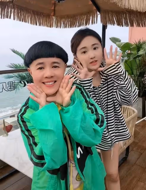 金龜子與女兒海邊熱舞,穿上萬元外套動作可愛,母女同框似姐妹