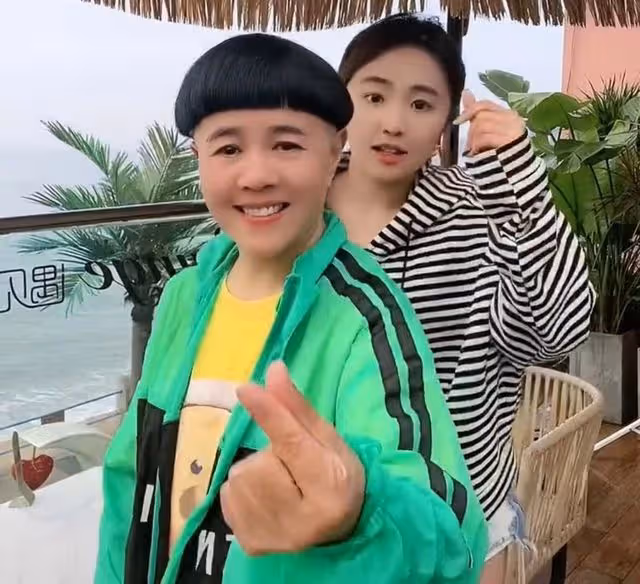 金龜子與女兒海邊熱舞,穿上萬元外套動作可愛,母女同框似姐妹