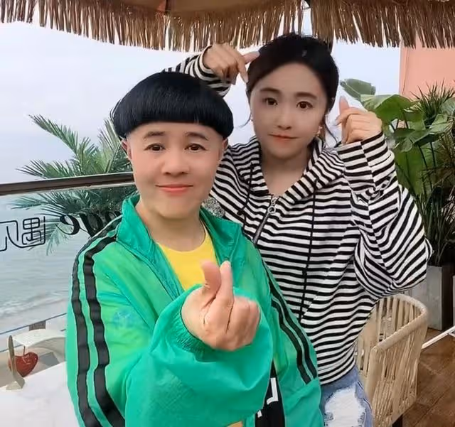 金龜子與女兒海邊熱舞,穿上萬元外套動作可愛,母女同框似姐妹