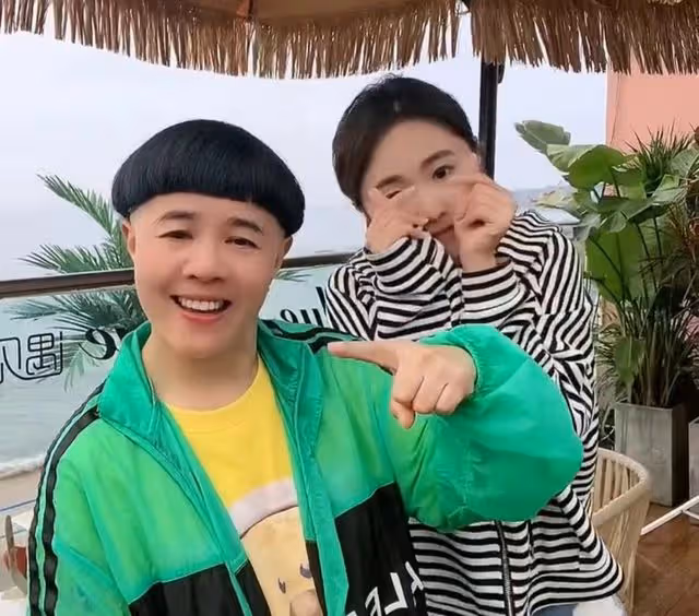金龜子與女兒海邊熱舞,穿上萬元外套動作可愛,母女同框似姐妹