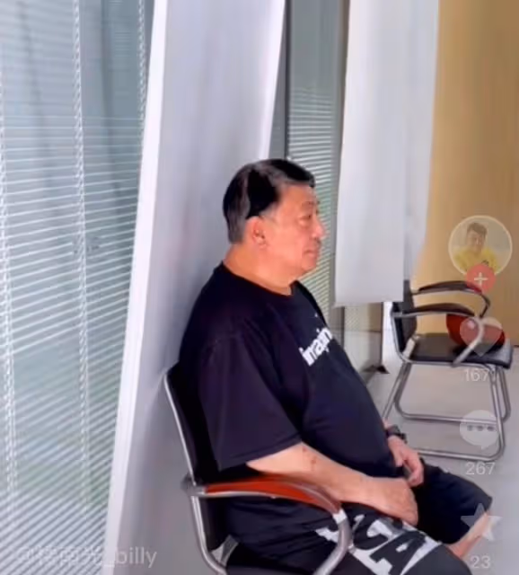 67歲港星獲內地身份證,聲音哽咽幾度落淚,挺大肚腩狀態引擔憂
