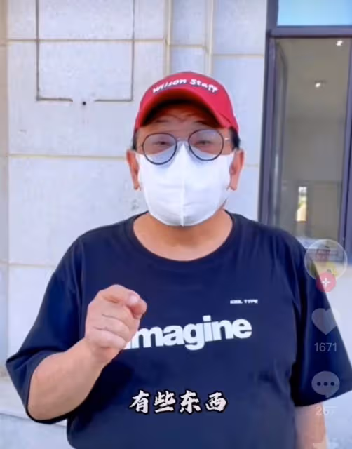 67歲港星獲內地身份證,聲音哽咽幾度落淚,挺大肚腩狀態引擔憂