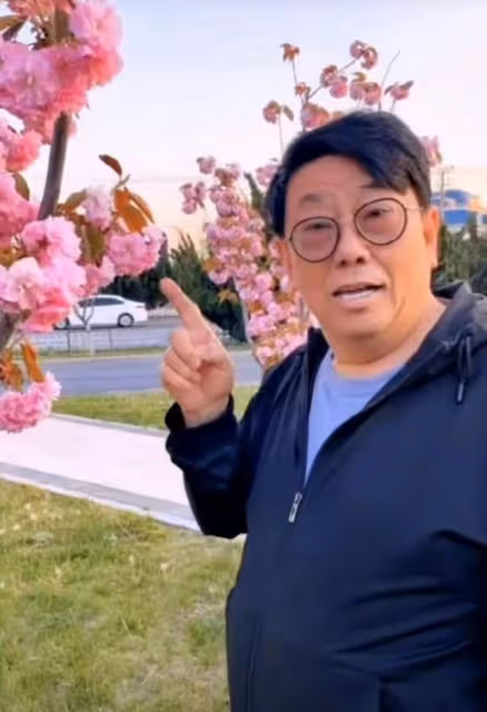 67歲港星獲內地身份證,聲音哽咽幾度落淚,挺大肚腩狀態引擔憂