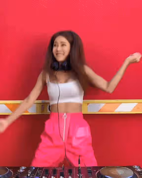 她38歲踏進「夜店」成為最火女DJ,網友都在饞她的身子!