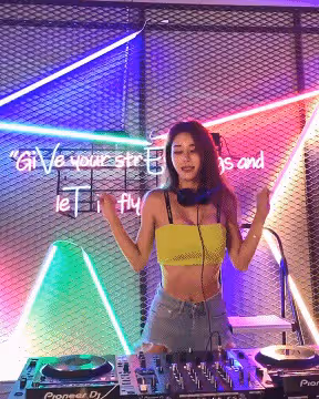 她38歲踏進「夜店」成為最火女DJ,網友都在饞她的身子!