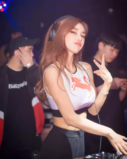 她38歲踏進「夜店」成為最火女DJ,網友都在饞她的身子!