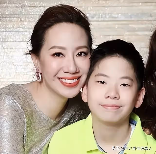 老婆神仙顏值,孩子卻凸嘴小眼大鼻子,這13位男星的基因太強了