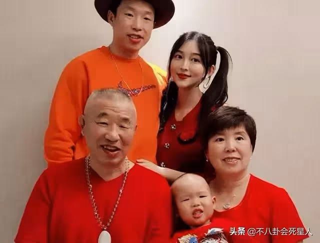 老婆神仙顏值,孩子卻凸嘴小眼大鼻子,這13位男星的基因太強了