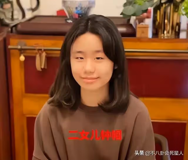 老婆神仙顏值,孩子卻凸嘴小眼大鼻子,這13位男星的基因太強了