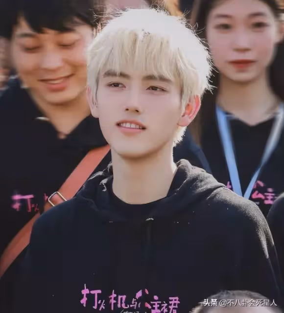 老婆神仙顏值,孩子卻凸嘴小眼大鼻子,這13位男星的基因太強了