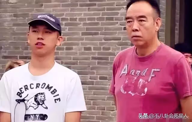 老婆神仙顏值,孩子卻凸嘴小眼大鼻子,這13位男星的基因太強了