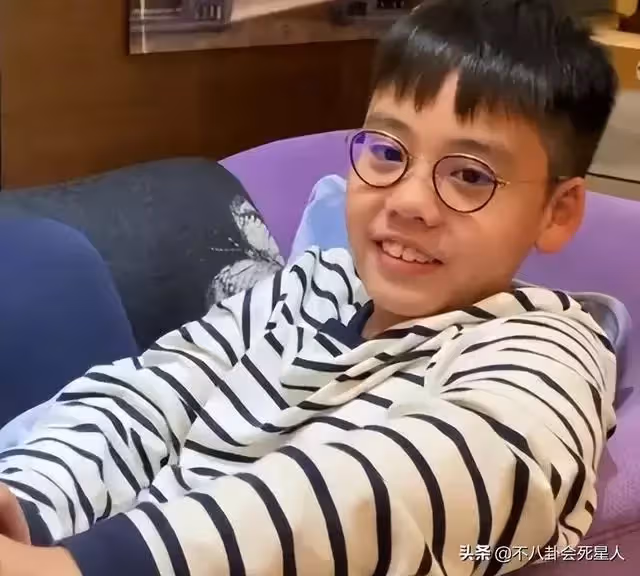 老婆神仙顏值,孩子卻凸嘴小眼大鼻子,這13位男星的基因太強了