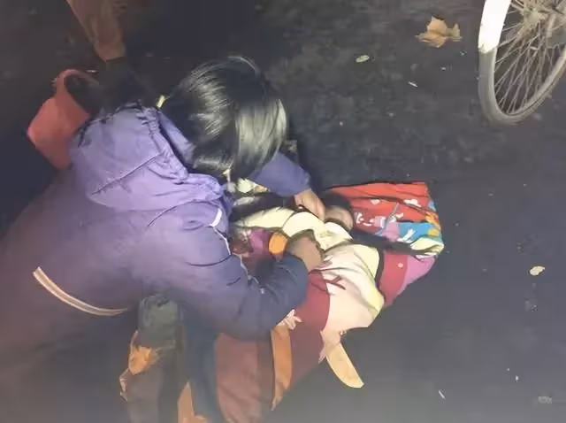 35年前女嬰被棄養醫院外,成博士後生母砸50萬認親,她如何選擇?