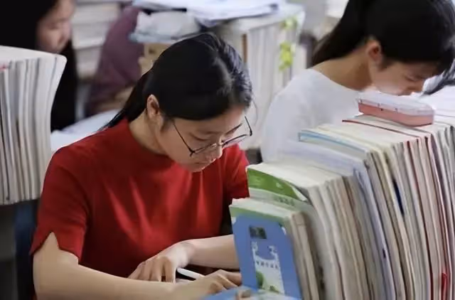 35年前女嬰被棄養醫院外,成博士後生母砸50萬認親,她如何選擇?