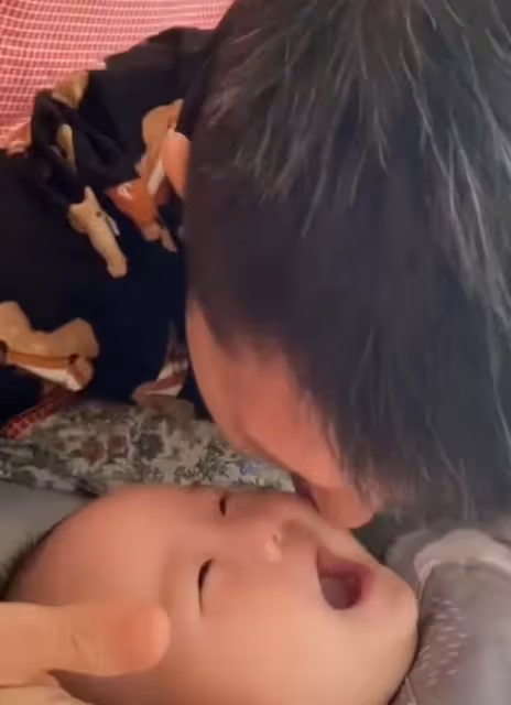 紅果果曬帶娃日常,甜蜜親吻孩子臉頰,讓女兒獨自拿竹籤被批危險