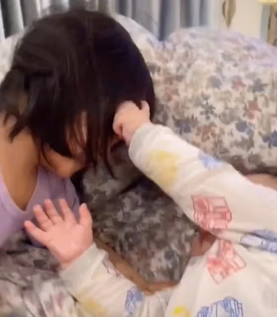 紅果果曬帶娃日常,甜蜜親吻孩子臉頰,讓女兒獨自拿竹籤被批危險
