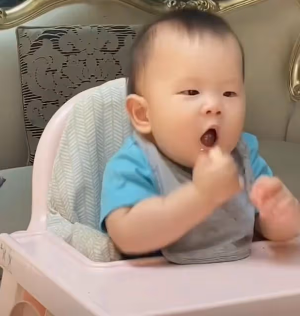 紅果果曬帶娃日常,甜蜜親吻孩子臉頰,讓女兒獨自拿竹籤被批危險