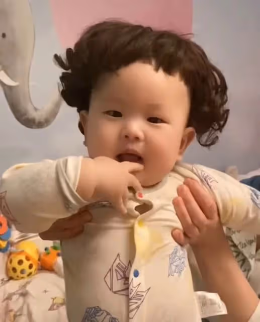 紅果果曬帶娃日常,甜蜜親吻孩子臉頰,讓女兒獨自拿竹籤被批危險