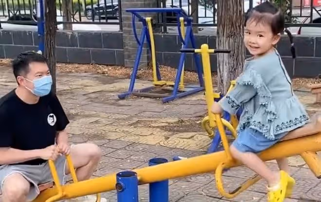 紅果果曬帶娃日常,甜蜜親吻孩子臉頰,讓女兒獨自拿竹籤被批危險