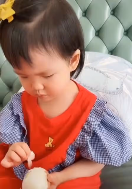 紅果果曬帶娃日常,甜蜜親吻孩子臉頰,讓女兒獨自拿竹籤被批危險