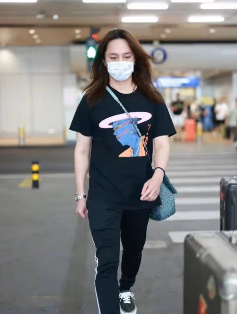 尹正風波後首現身機場,長發飄飄放飛自我,面露不悅走路險些摔倒