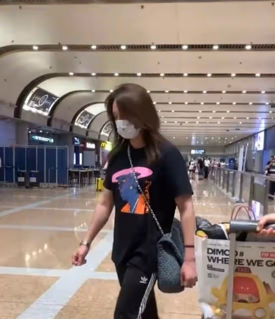尹正風波後首現身機場,長發飄飄放飛自我,面露不悅走路險些摔倒