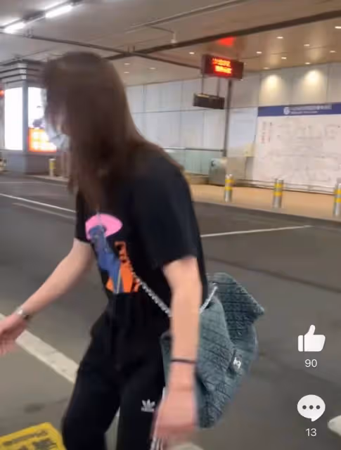 尹正風波後首現身機場,長發飄飄放飛自我,面露不悅走路險些摔倒