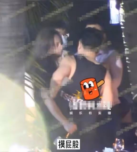 尹正風波後首現身機場,長發飄飄放飛自我,面露不悅走路險些摔倒