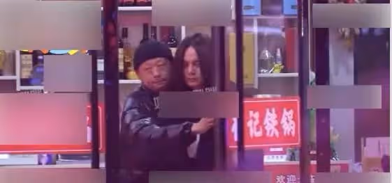 尹正風波後首現身機場,長發飄飄放飛自我,面露不悅走路險些摔倒