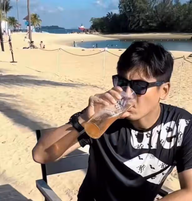 於曉光秋瓷炫撇下兒子,在新加坡享受二人世界,皮膚曬黑一圈